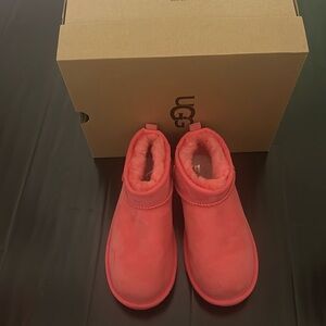 Kids Classic Ultra Mini size 4 Ugg with Box